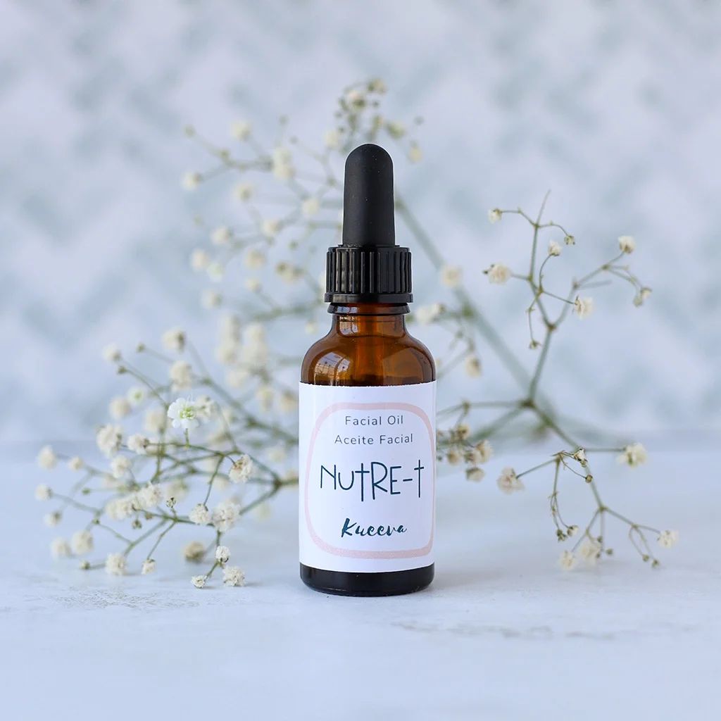 Botellita de aceite facial con fondo de flores
