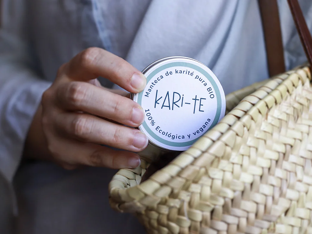 latita de manteca de karite entrando en un capazo