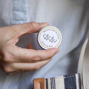 latita de bálsamo cogida con la mano